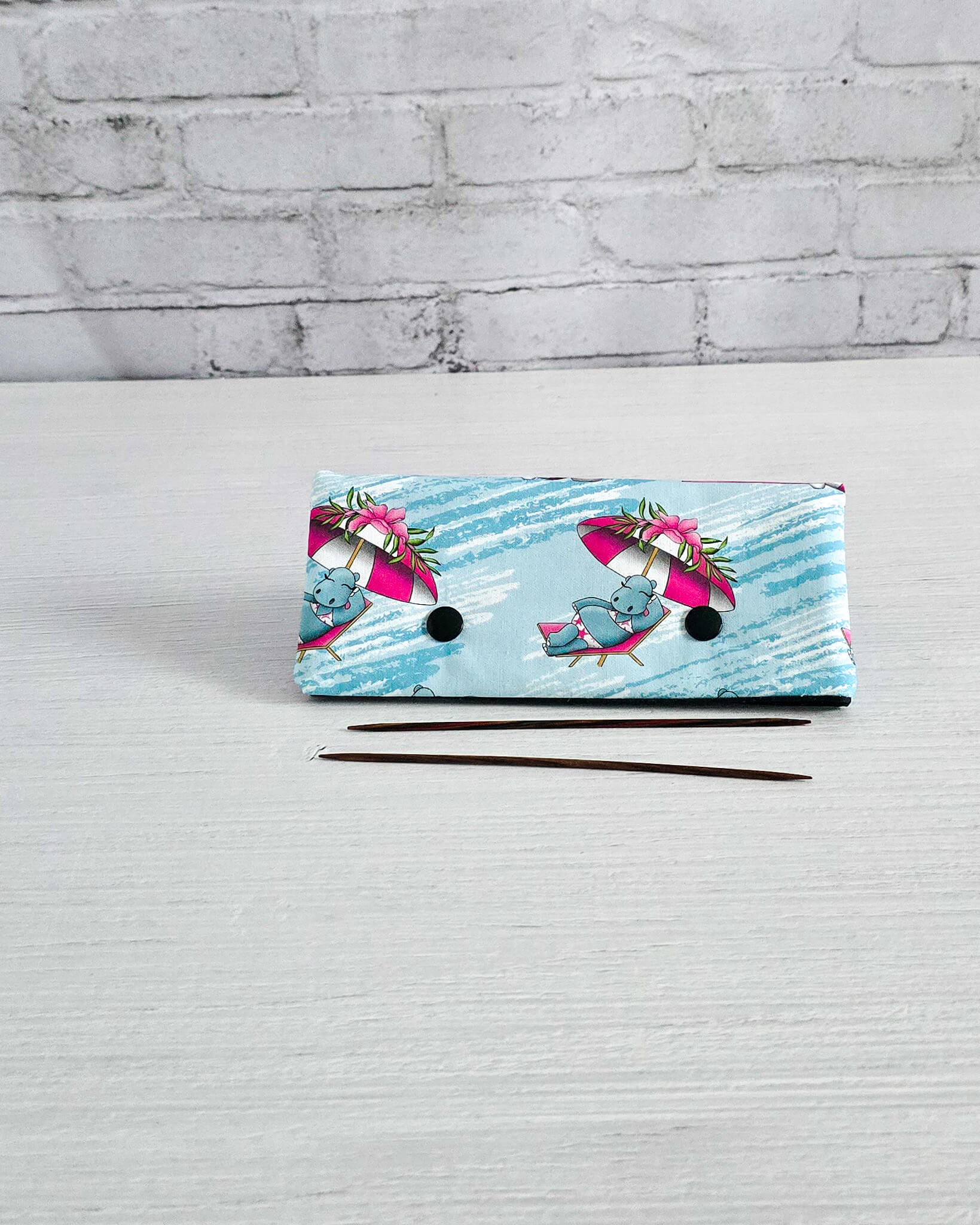 Nadelgarage 15 cm mit Nilpferd am Strand, handgenäht in Bayern von Nadelmikado