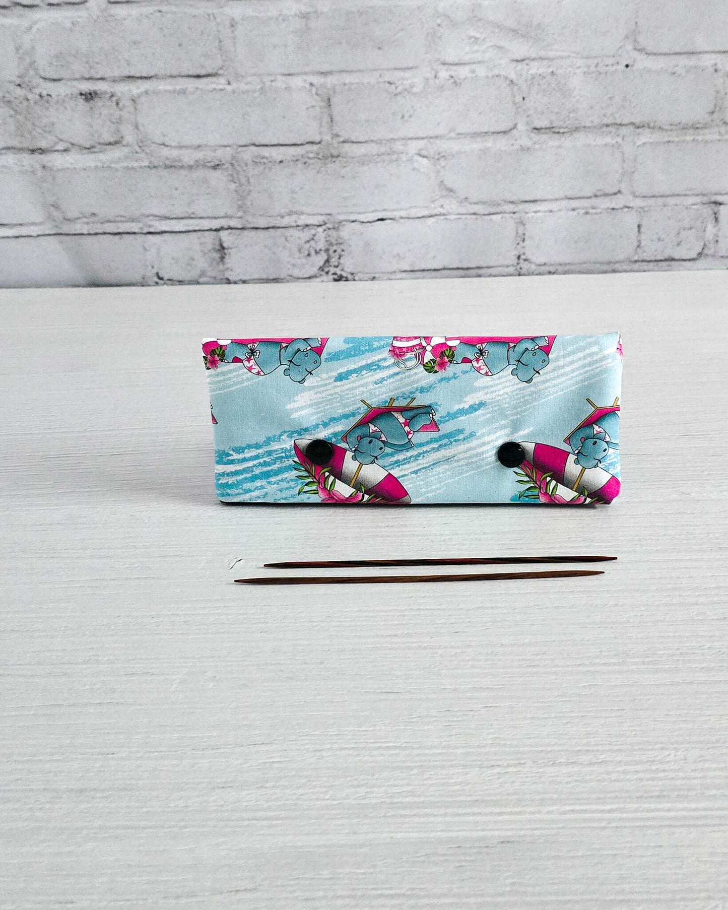 Nadelgarage 15 cm mit Nilpferd am Strand, handgenäht in Bayern von Nadelmikado