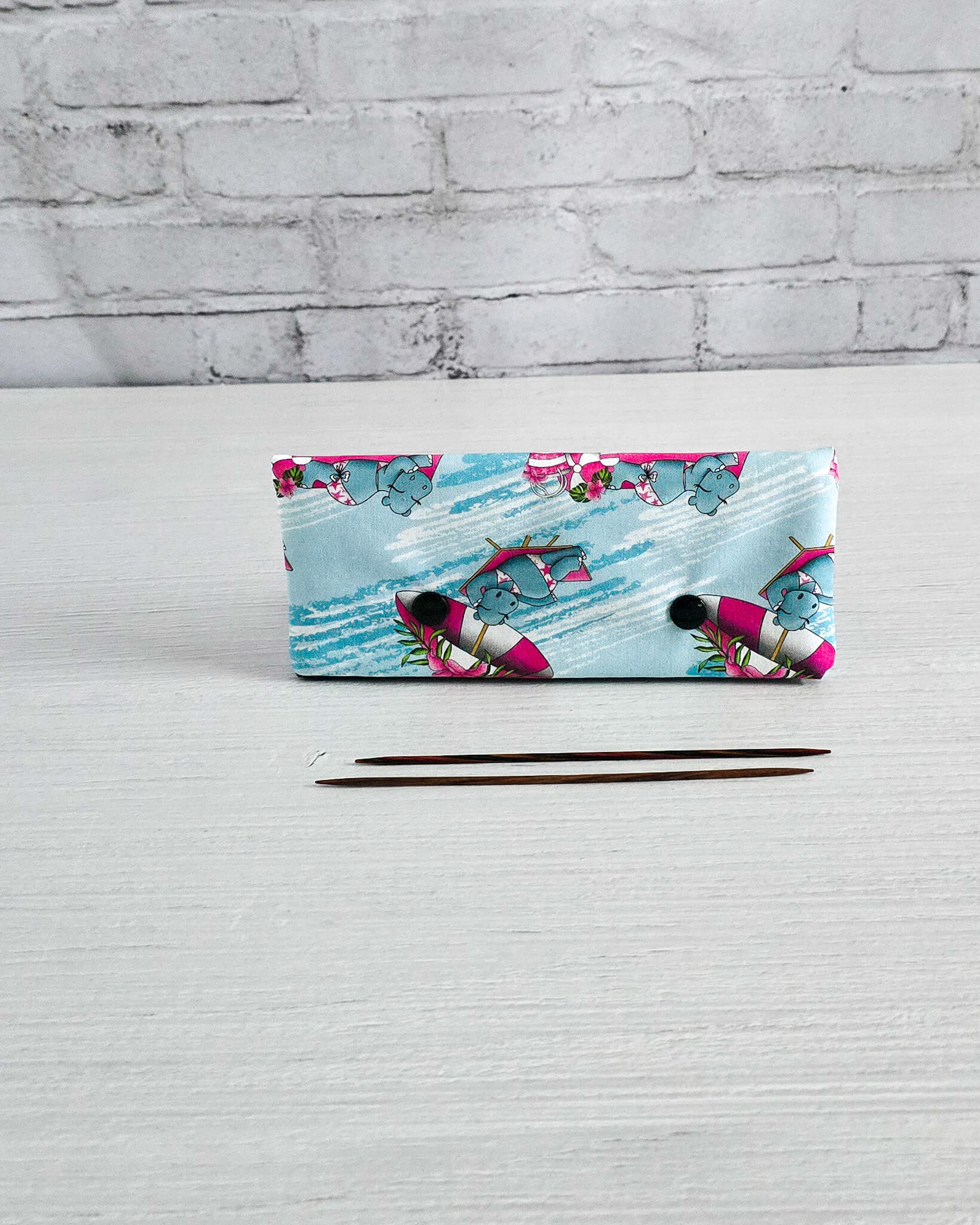 Nadelgarage 15 cm mit Nilpferd am Strand, handgenäht in Bayern von Nadelmikado