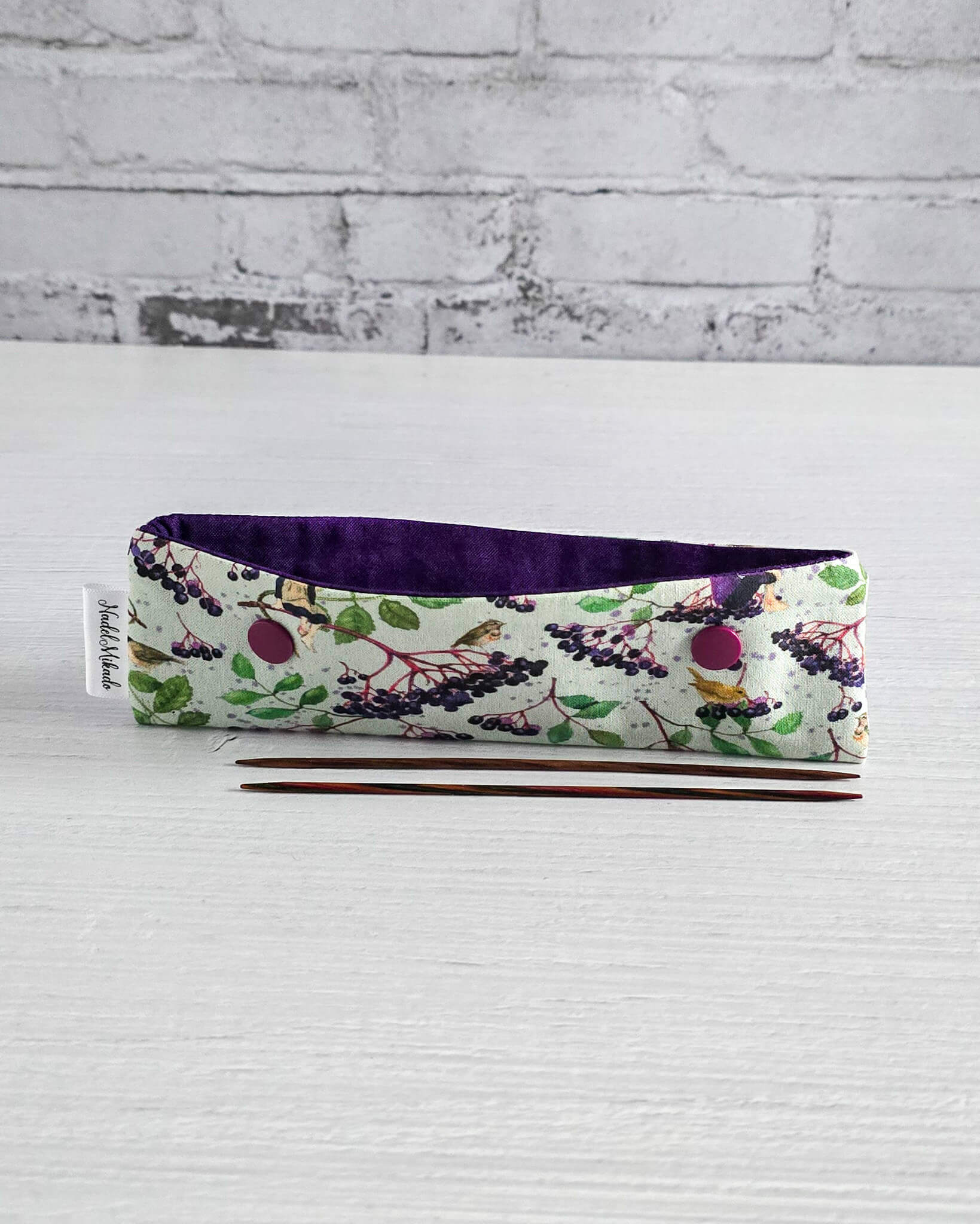 Nadelgarage 15 cm Berry Friends mit Beerenmotiv - handgenäht in Bayern von Nadelmikado