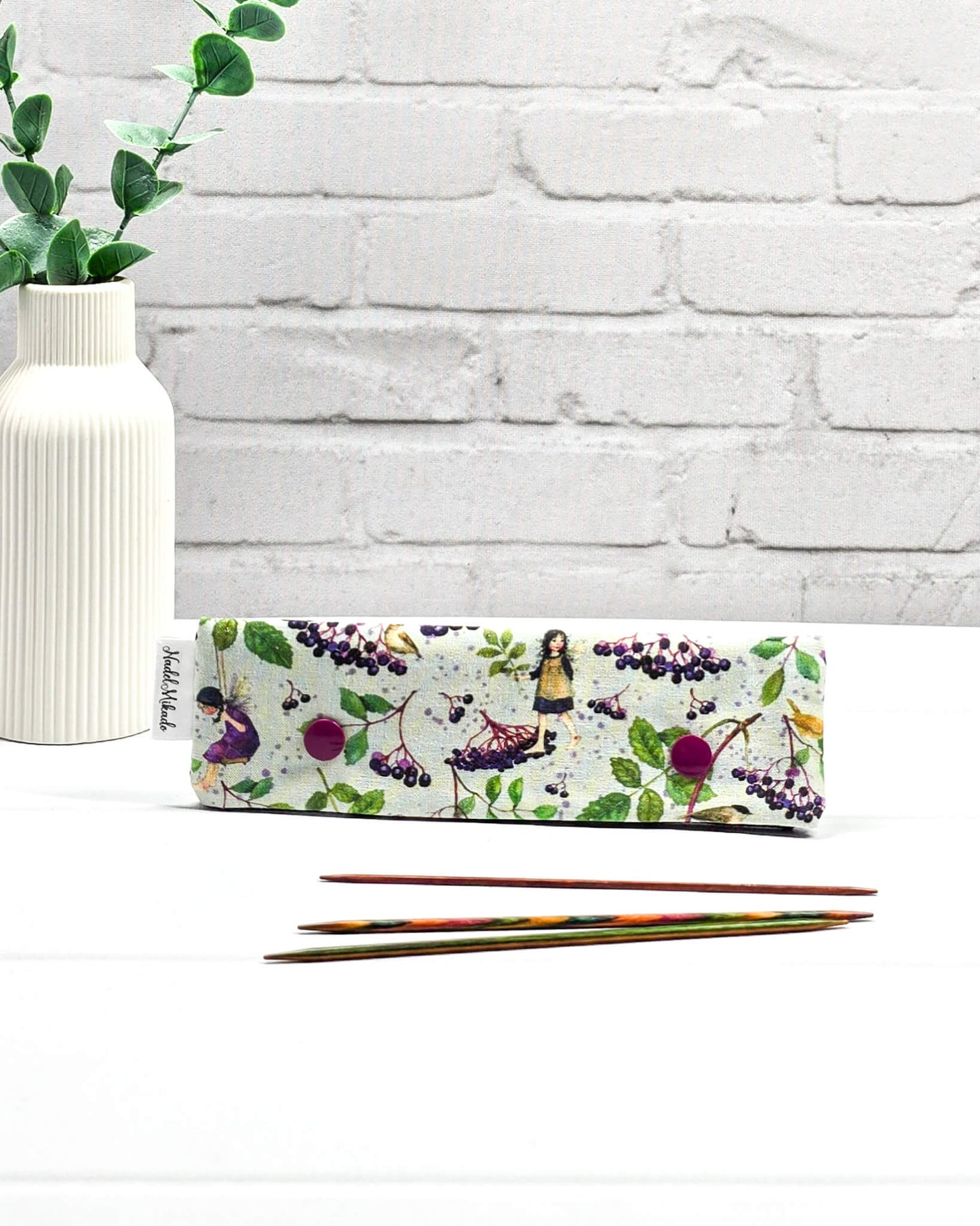 Nadelgarage 15 cm Berry Friends mit Beerenmotiv - handgenäht in Bayern von Nadelmikado