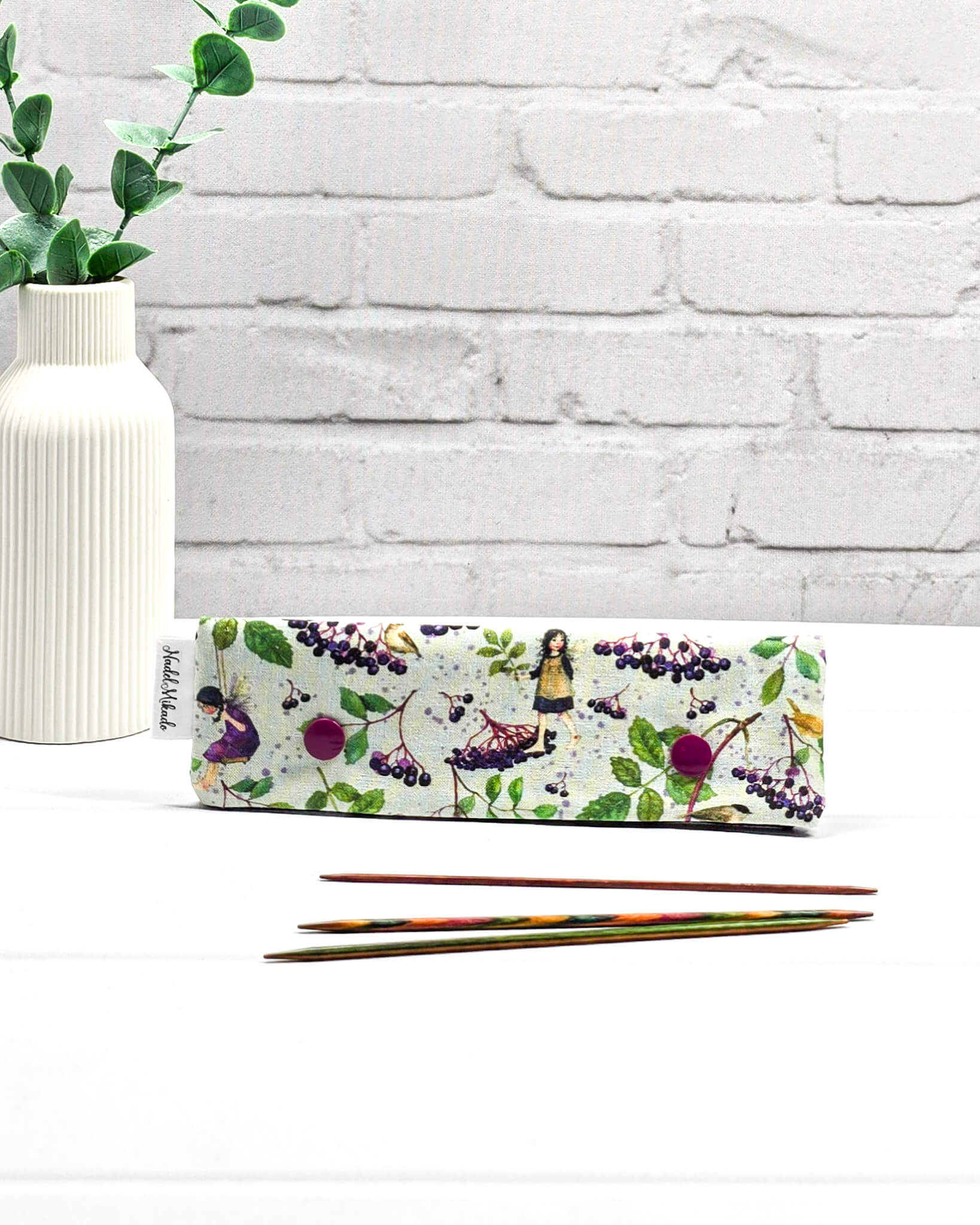 Nadelgarage 15 cm Berry Friends mit Beerenmotiv - handgenäht in Bayern von Nadelmikado