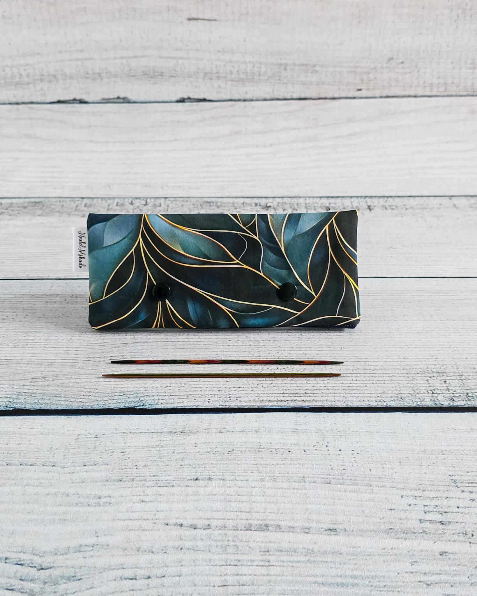 Nadelgarage 15 cm Blattlinien petrol gold handgenäht Bayern von Nadelmikado