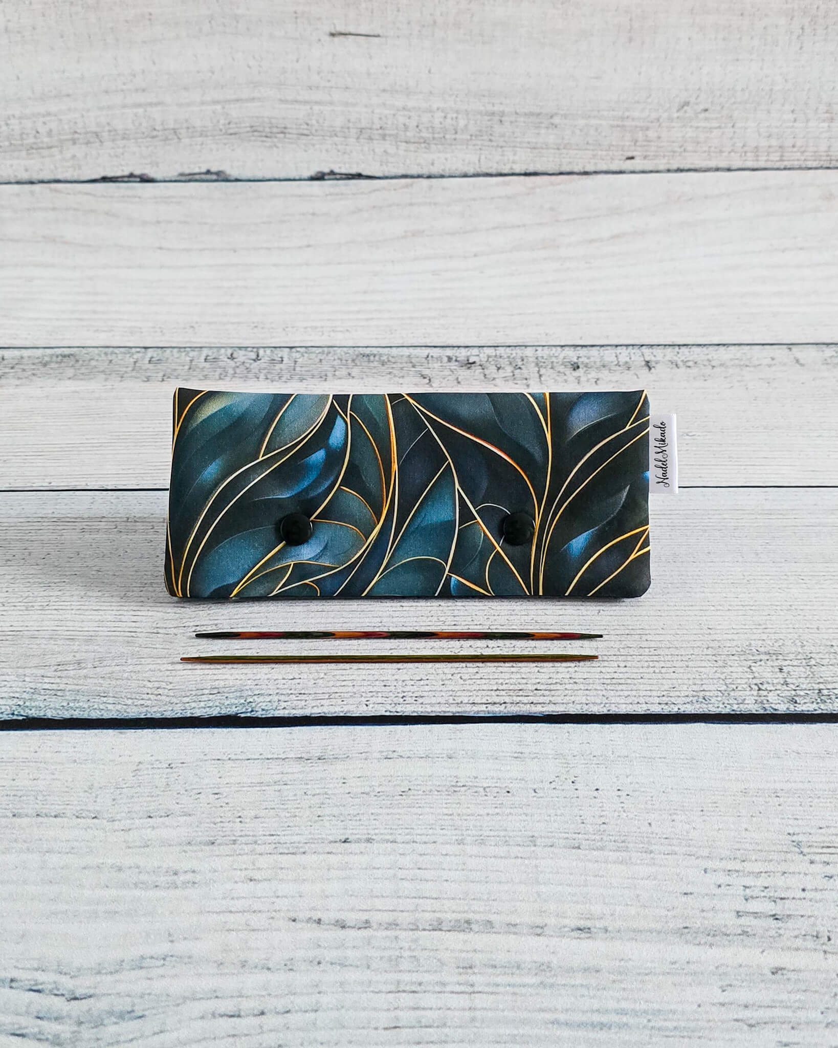 Nadelgarage 15 cm Blattlinien petrol gold handgenäht Bayern von Nadelmikado