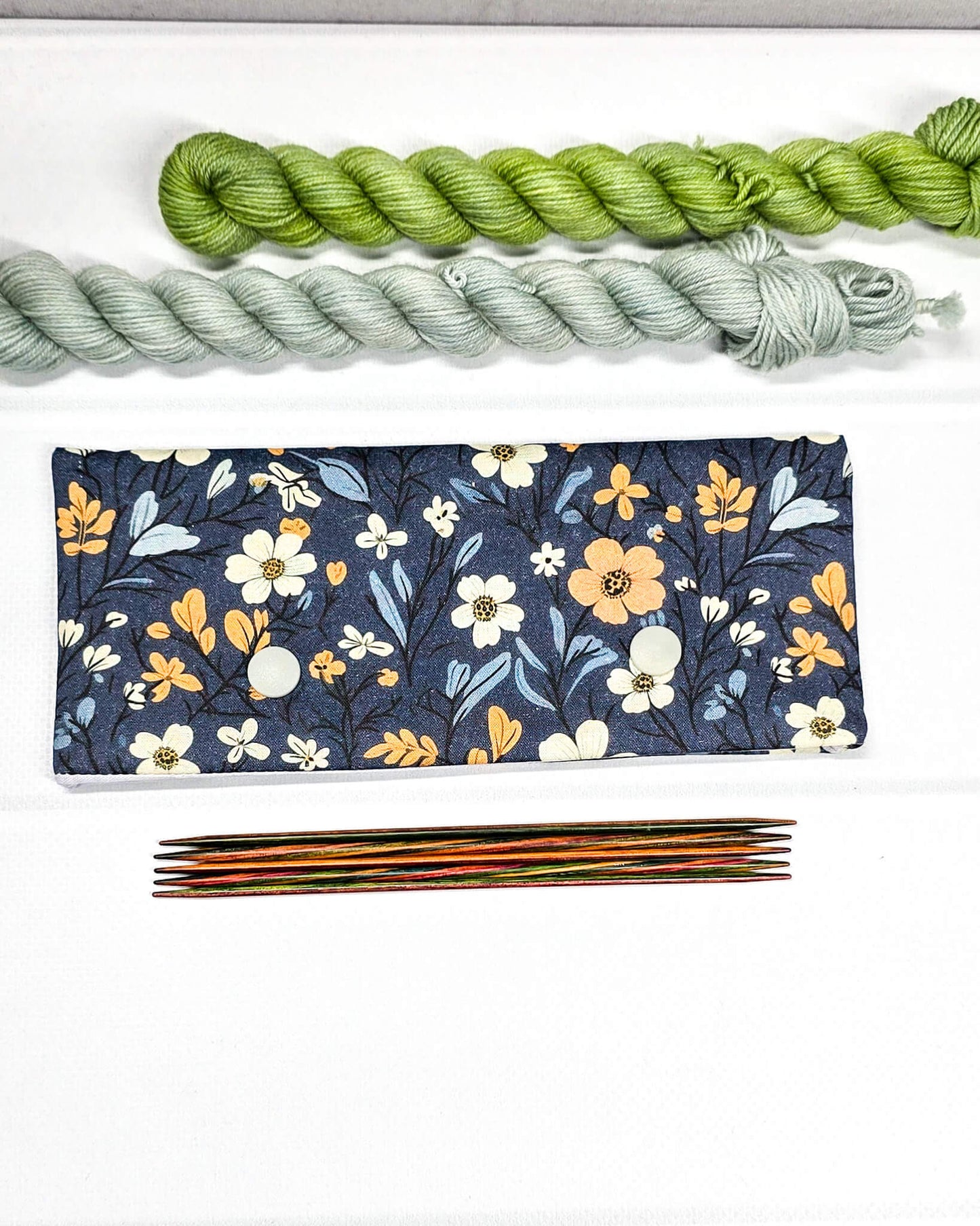 Nadelgarage 15 cm Blue Meadow, handgenäht in Bayern von Nadelmikado