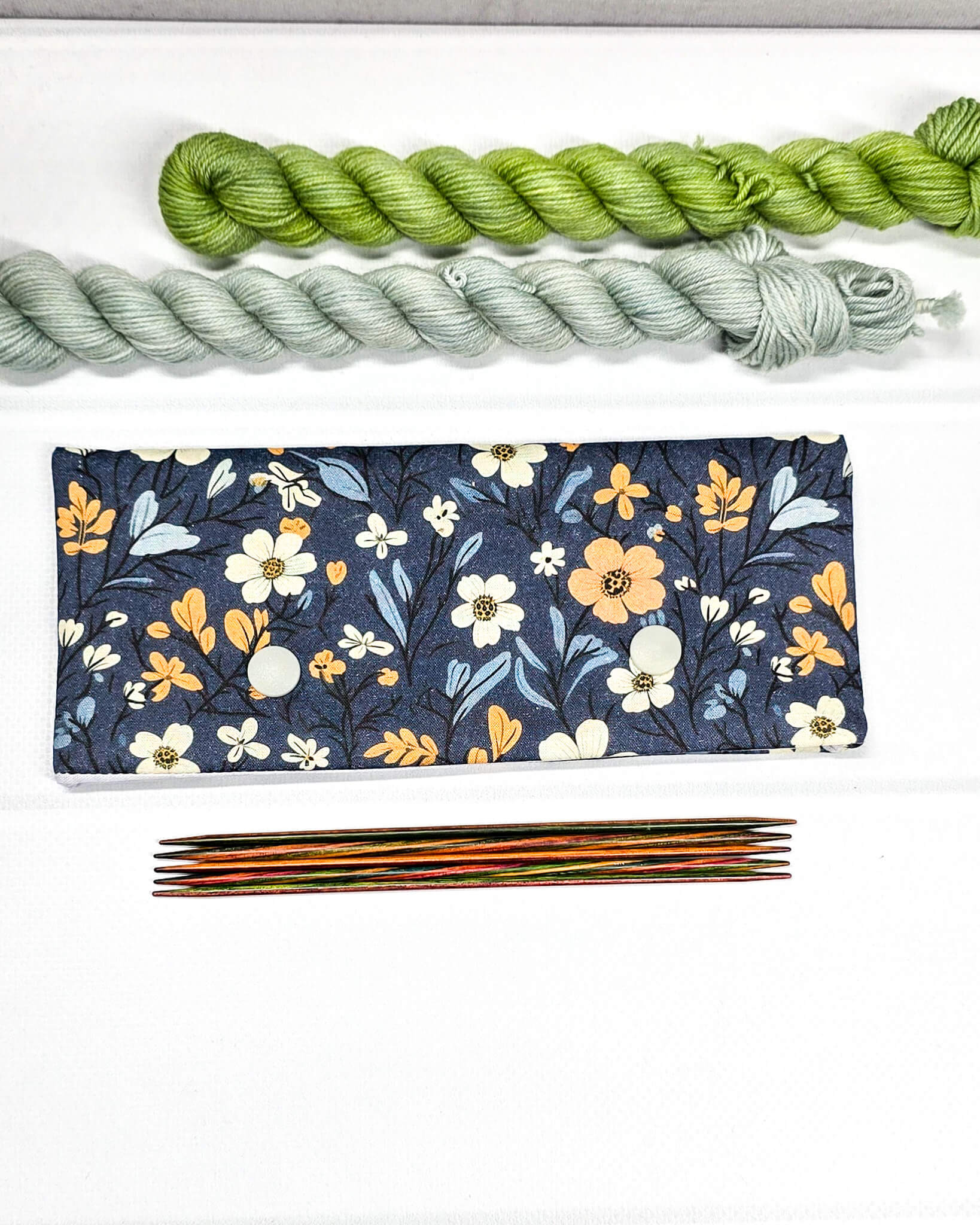 Nadelgarage 15 cm Blue Meadow, handgenäht in Bayern von Nadelmikado