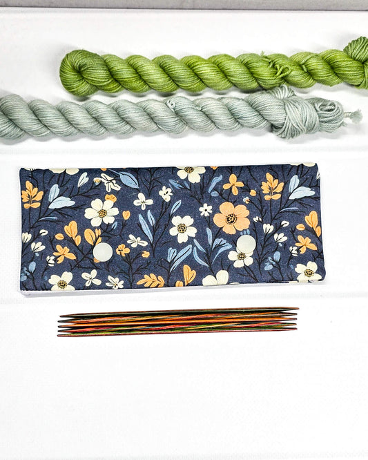 Nadelgarage 15 cm Blue Meadow, handgenäht in Bayern von Nadelmikado