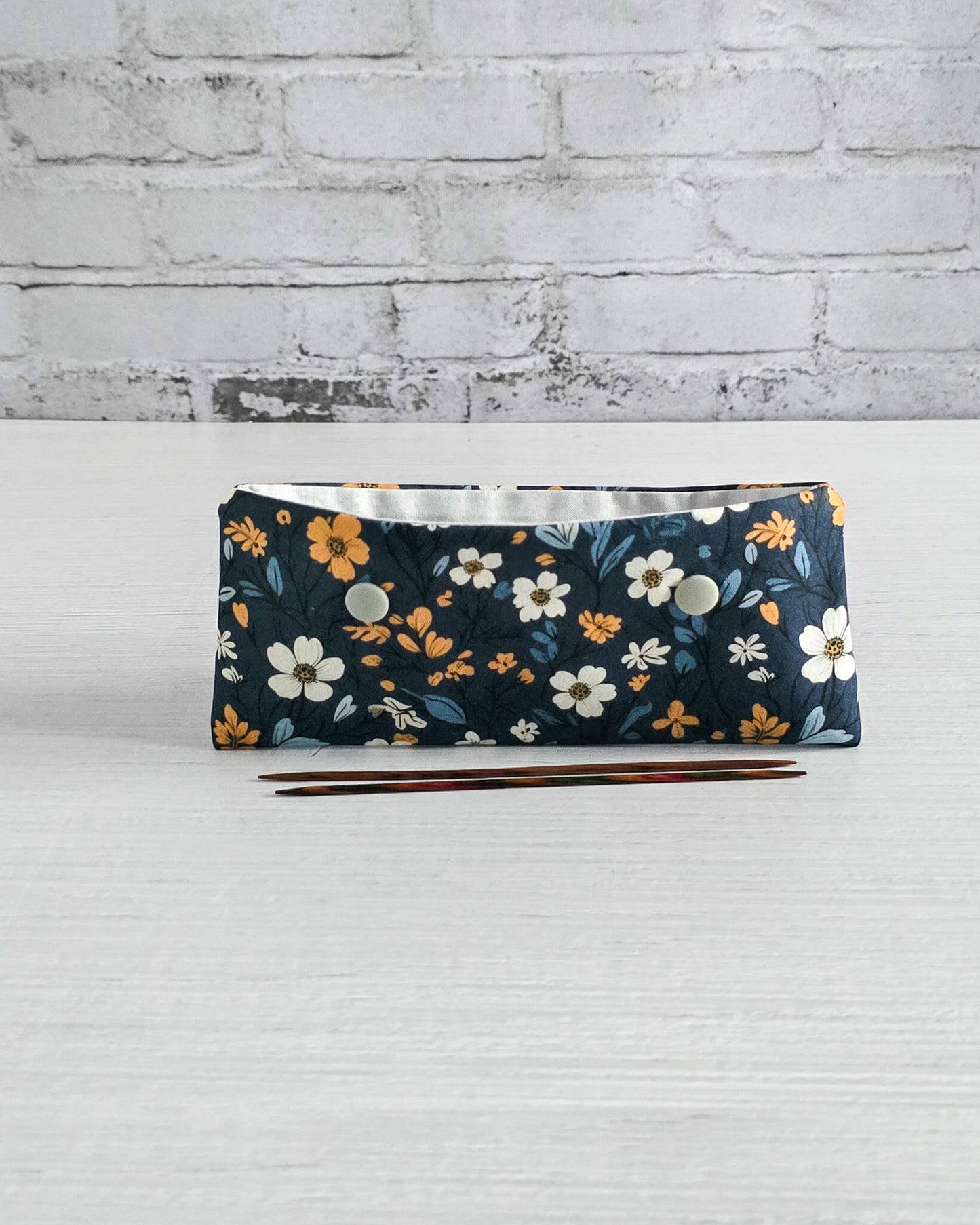 Nadelgarage 15 cm Blue Meadow, handgenäht in Bayern von Nadelmikado