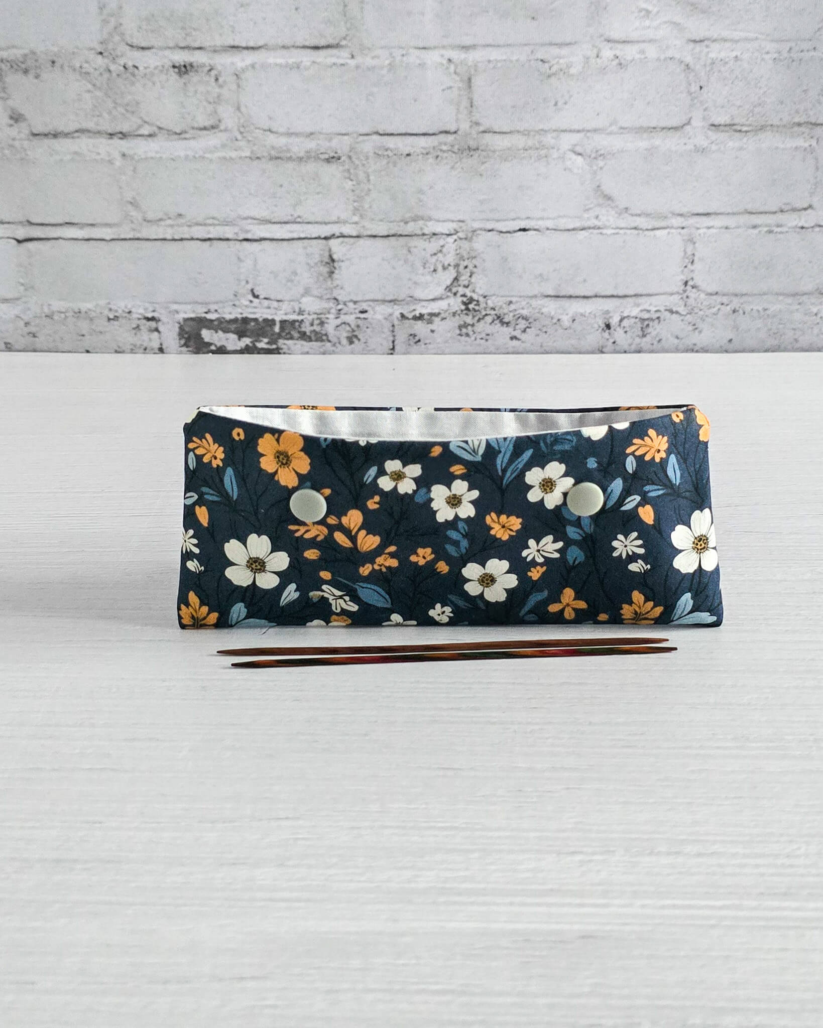 Nadelgarage 15 cm Blue Meadow, handgenäht in Bayern von Nadelmikado