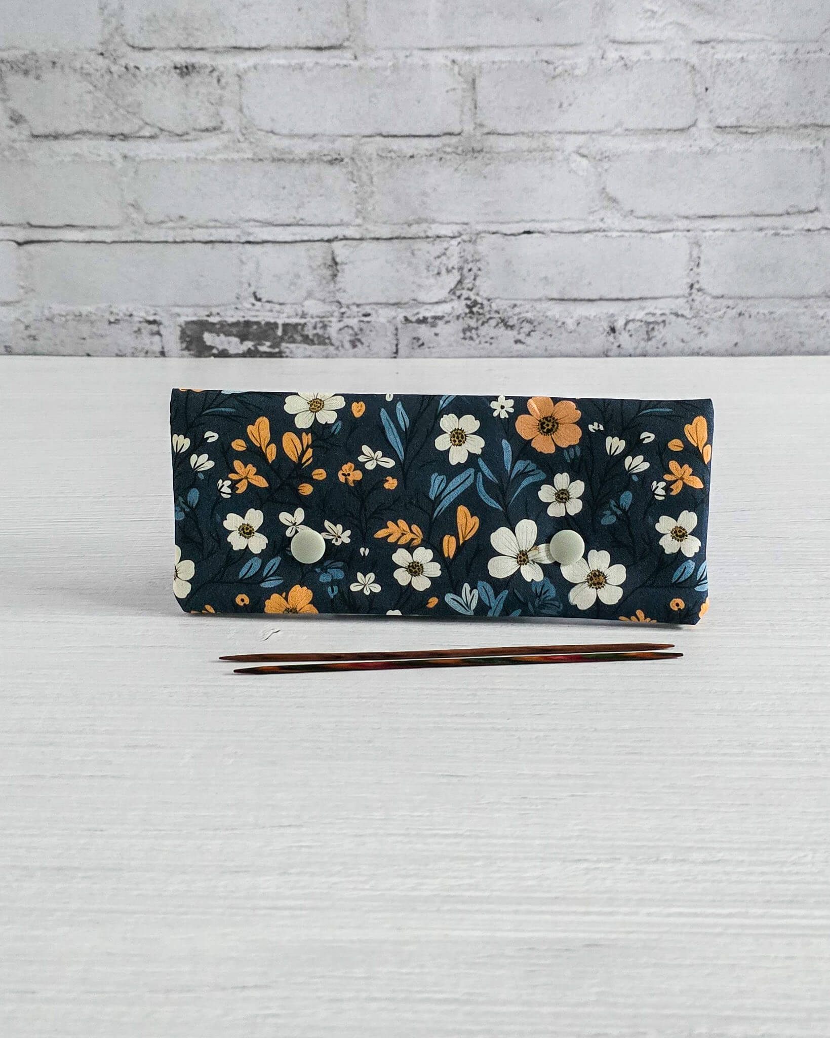 Nadelgarage 15 cm Blue Meadow, handgenäht in Bayern von Nadelmikado