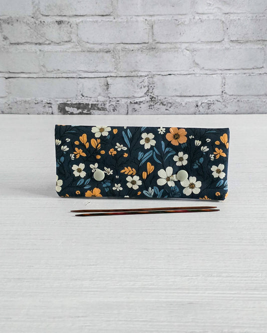 Nadelgarage 15 cm Blue Meadow, handgenäht in Bayern von Nadelmikado