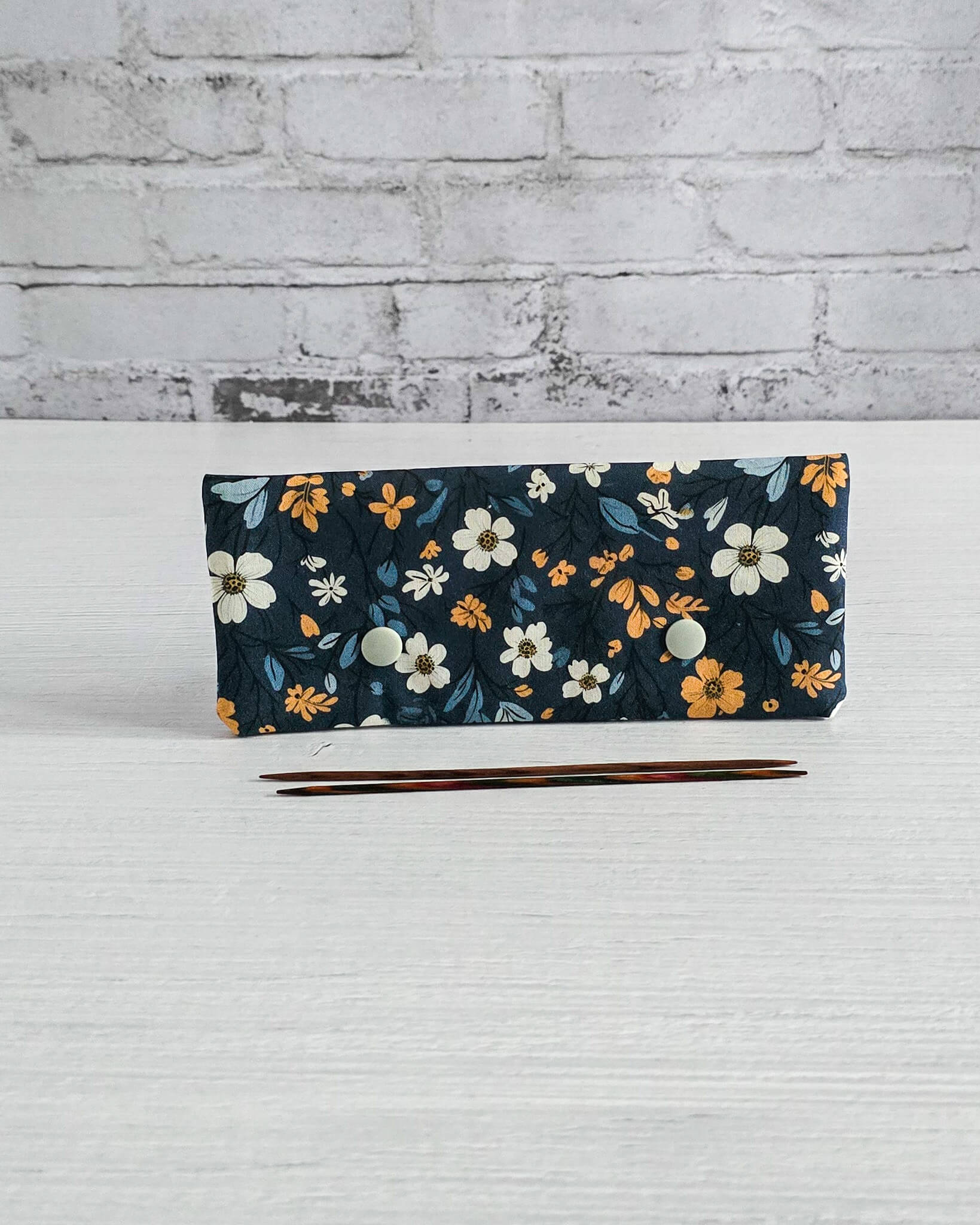 Nadelgarage 15 cm Blue Meadow, handgenäht in Bayern von Nadelmikado