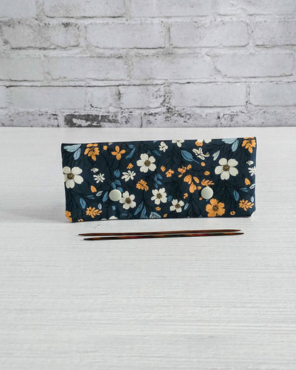 Nadelgarage 15 cm Blue Meadow, handgenäht in Bayern von Nadelmikado