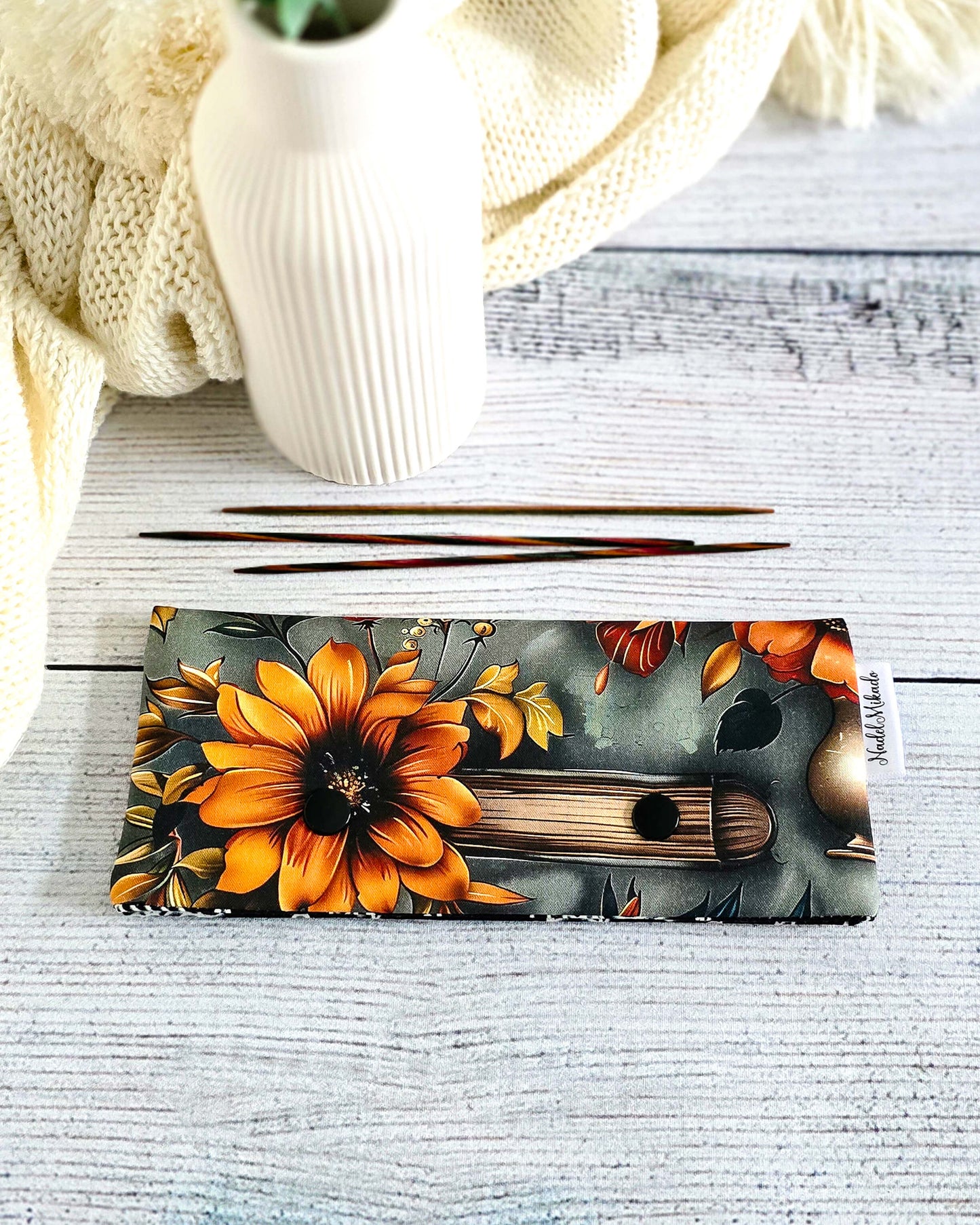 Nadelgarage 15 cm – Handgenähte Aufbewahrung für Nadelspiele mit Blumenmotiv