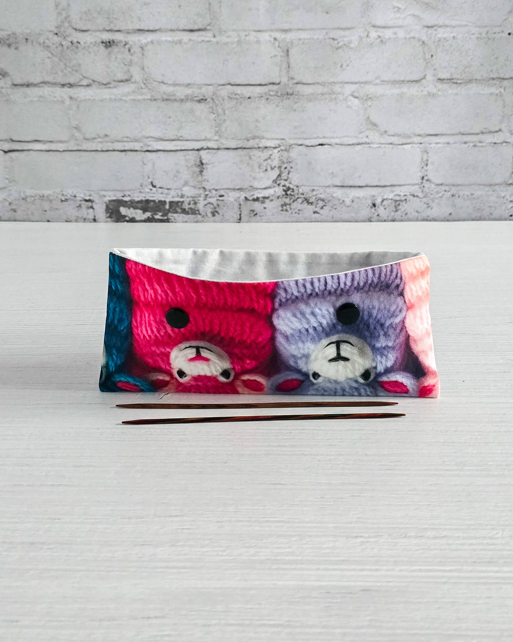 Nadelgarage 15 cm mit bunten Schafen, handgenäht in Bayern von Nadelmikado