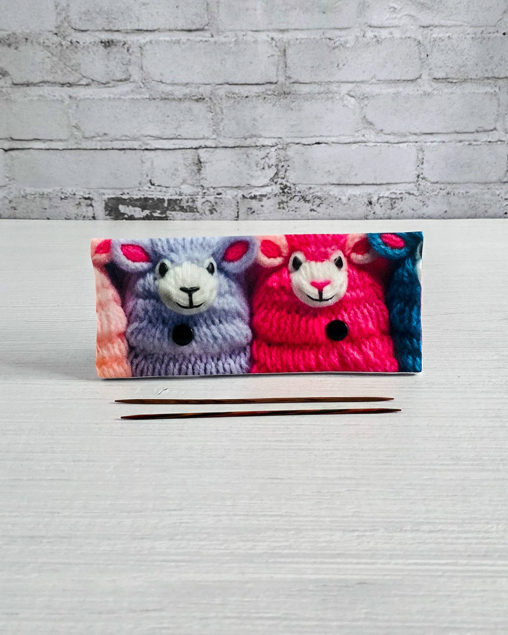 Nadelgarage 15 cm mit bunten Schafen, handgenäht in Bayern von Nadelmikado