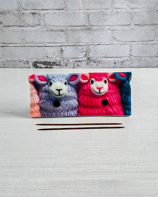 Nadelgarage 15 cm mit bunten Schafen, handgenäht in Bayern von Nadelmikado