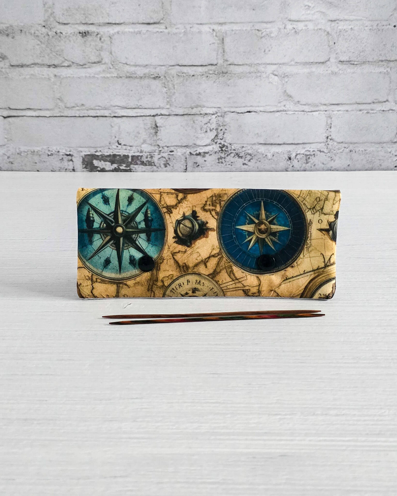 Nadelgarage 15 cm Compass Rose mit Kartenmotiv + handgenäht in Bayern von Nadelmikado