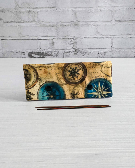 Nadelgarage 15 cm Compass Rose mit Kartenmotiv + handgenäht in Bayern von Nadelmikado