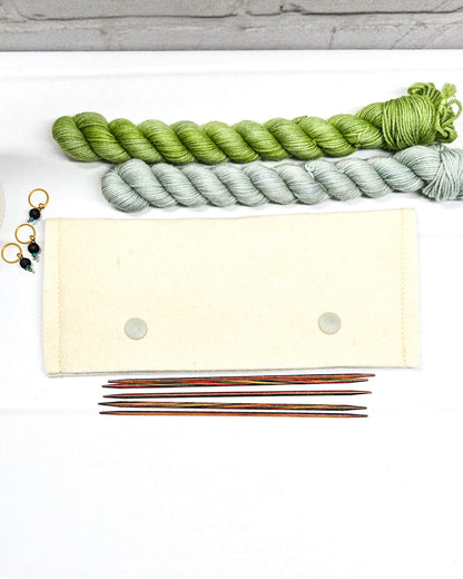 Nadelgarage für 15 cm Nadelspiele aus naturweißem Filz mit zwei hellen Druckknöpfen und abgesteppten Seiten. Zur Aufbewahrung und zum Schutz von Stricknadeln. Handgenäht in Bayern von Nadelmikado.
