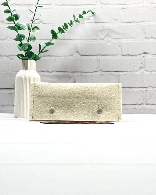 Nadelgarage für 15 cm Nadelspiele aus naturweißem Filz mit zwei hellen Druckknöpfen und abgesteppten Seiten. Zur Aufbewahrung und zum Schutz von Stricknadeln. Handgenäht in Bayern von Nadelmikado.