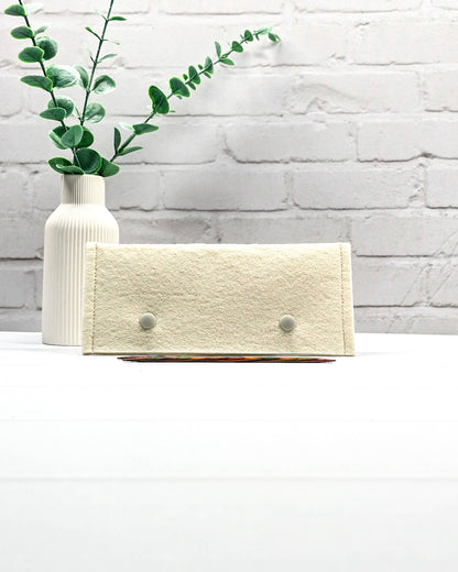 Nadelgarage für 15 cm Nadelspiele aus naturweißem Filz mit zwei hellen Druckknöpfen und abgesteppten Seiten. Zur Aufbewahrung und zum Schutz von Stricknadeln. Handgenäht in Bayern von Nadelmikado.