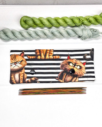 Nadelgarage 15 cm mit grimmigen Katzen handgenäht in Bayern von Nadelmikado
