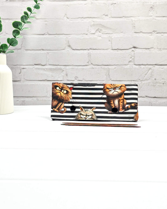 Nadelgarage 15 cm mit grimmigen Katzen handgenäht in Bayern von Nadelmikado