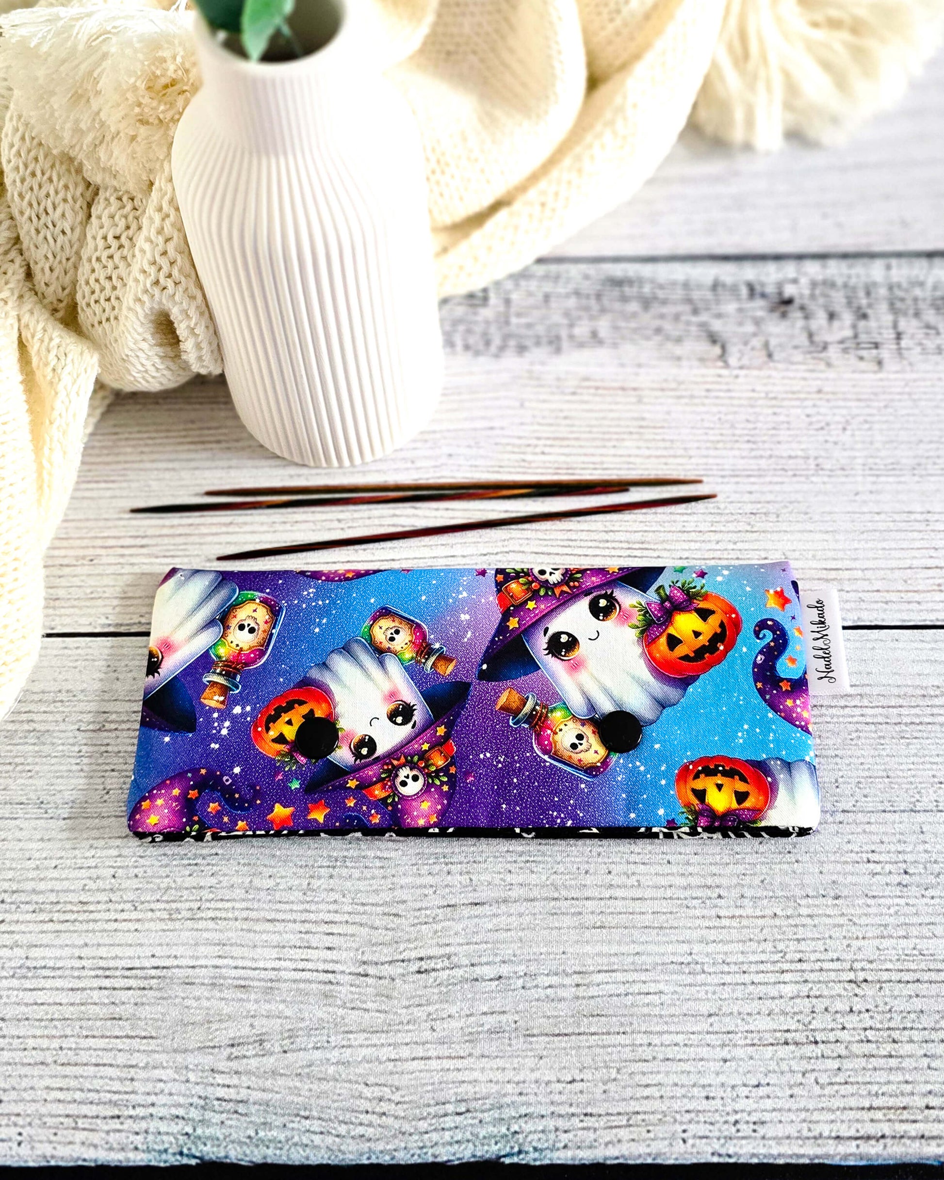 Handgenähte Nadelgarage 15 cm mit buntem Halloween-Geistermotiv