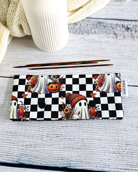 Handgenähte Nadelgarage 15 cm im Halloween Design mit Geistern und Kürbis, ideal für Nadelspiele