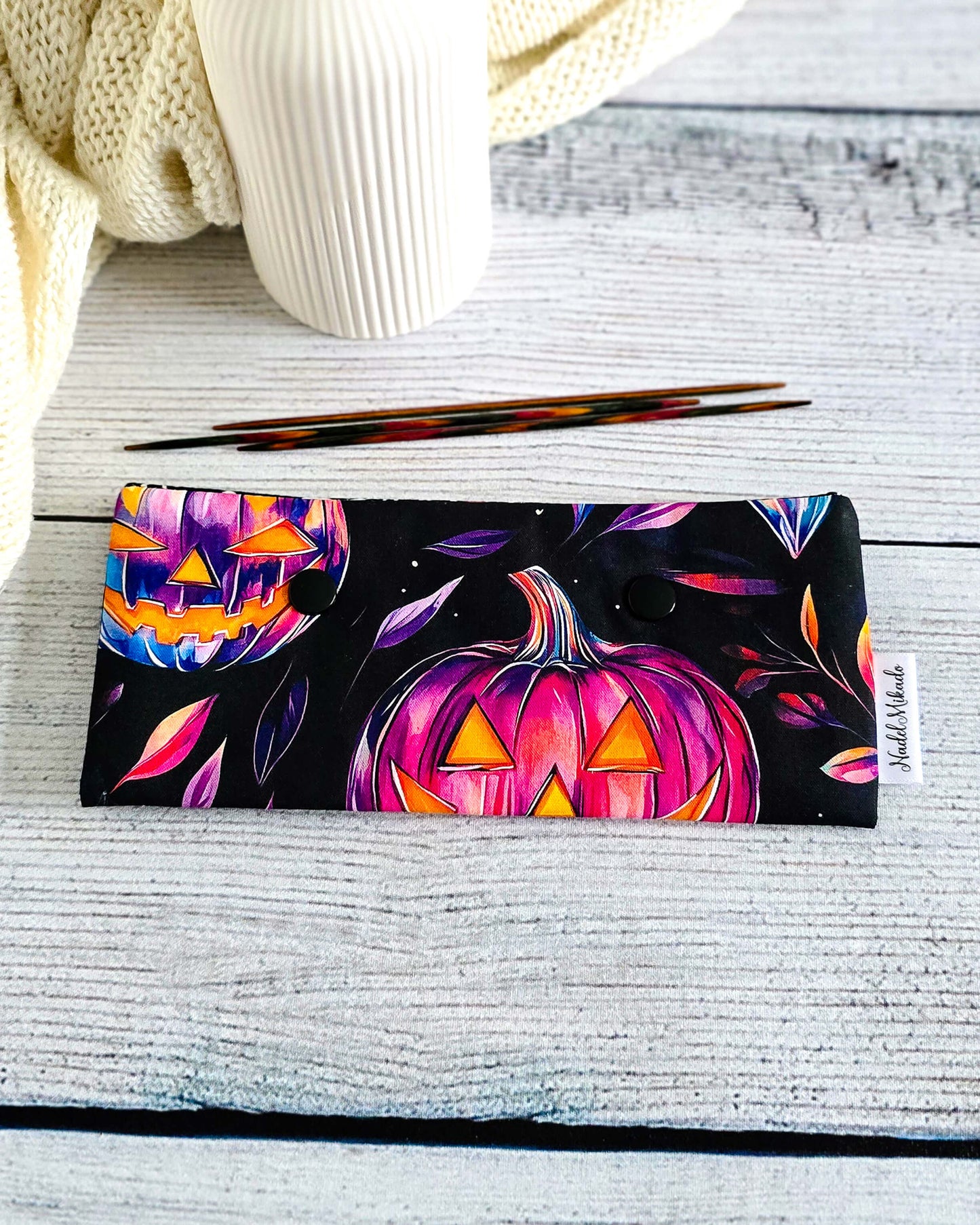 Handgenähte Nadelgarage 15 cm im Halloween Design mit pink-lila Kürbis-Motiv