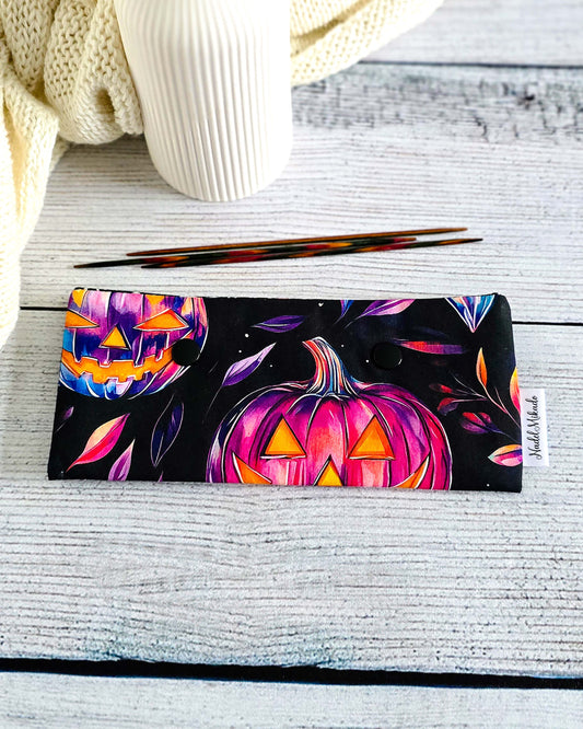 Handgenähte Nadelgarage 15 cm im Halloween Design mit pink-lila Kürbis-Motiv