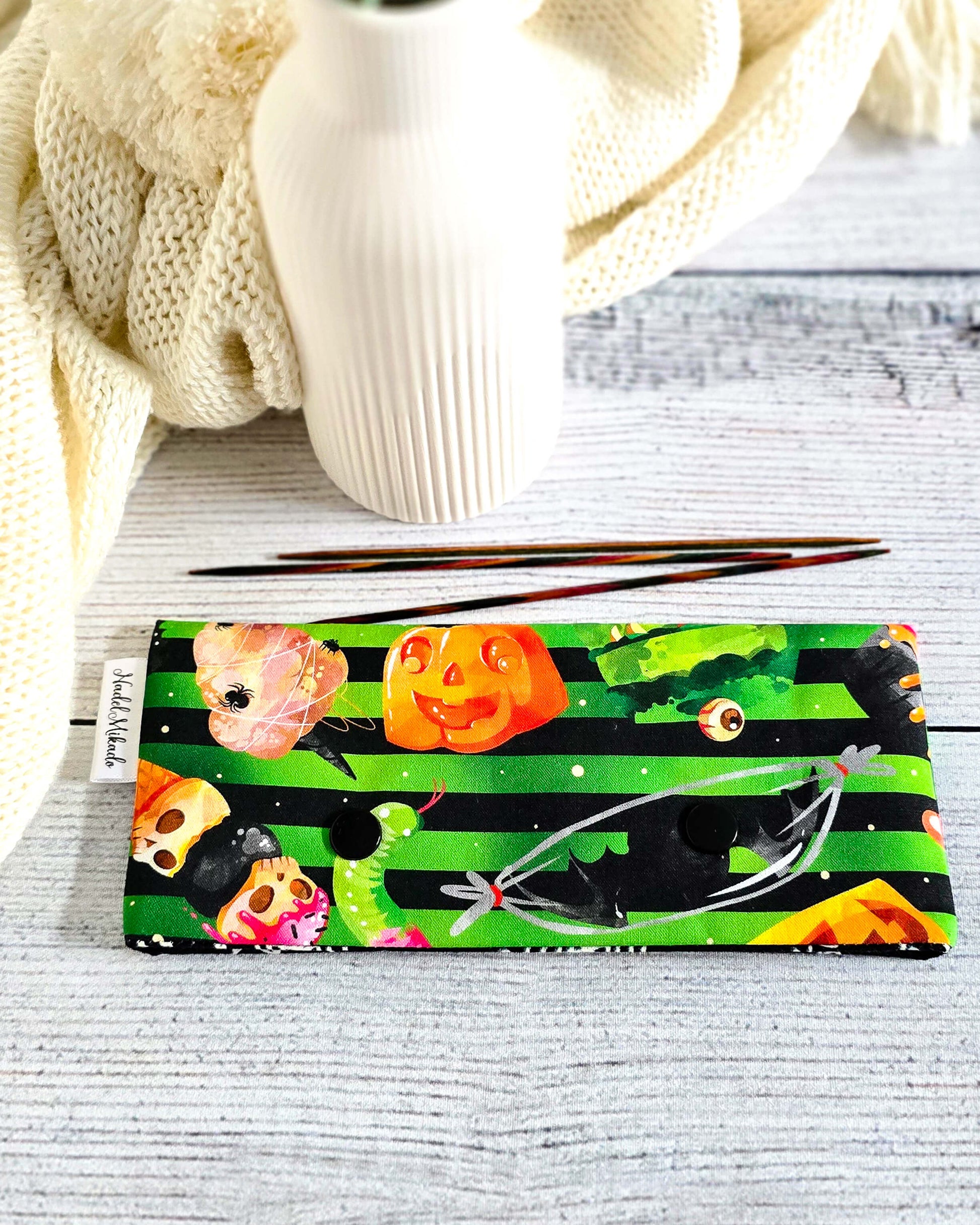Handgenähte Nadelgarage 15 cm mit grünen Streifen und Halloween-Motiven