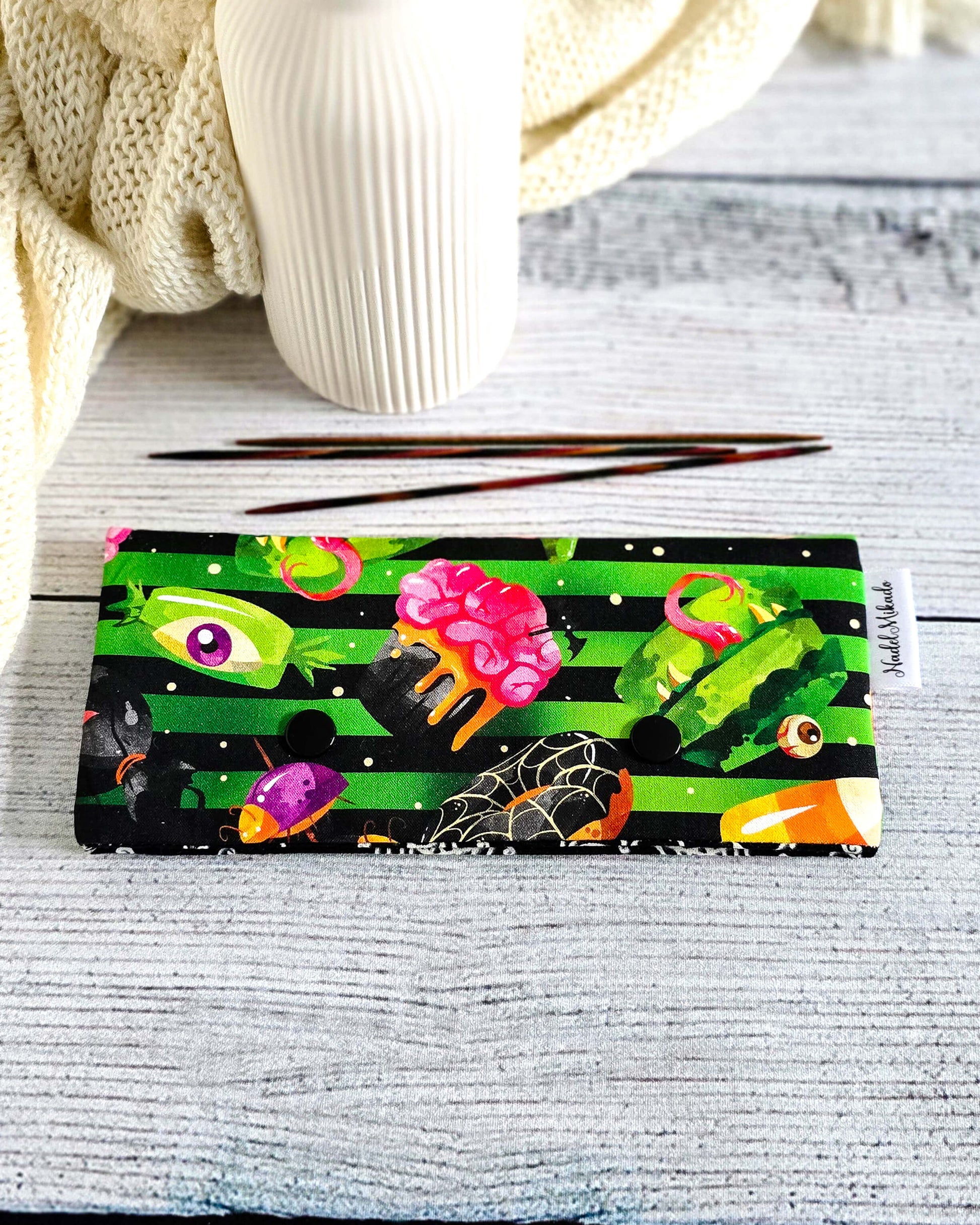 Handgenähte Nadelgarage 15 cm mit grünen Streifen und Halloween-Motiven