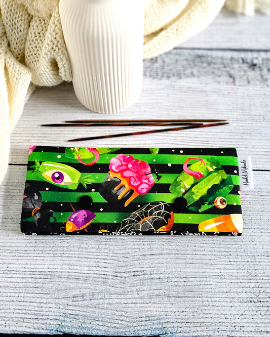 Handgenähte Nadelgarage 15 cm mit grünen Streifen und Halloween-Motiven
