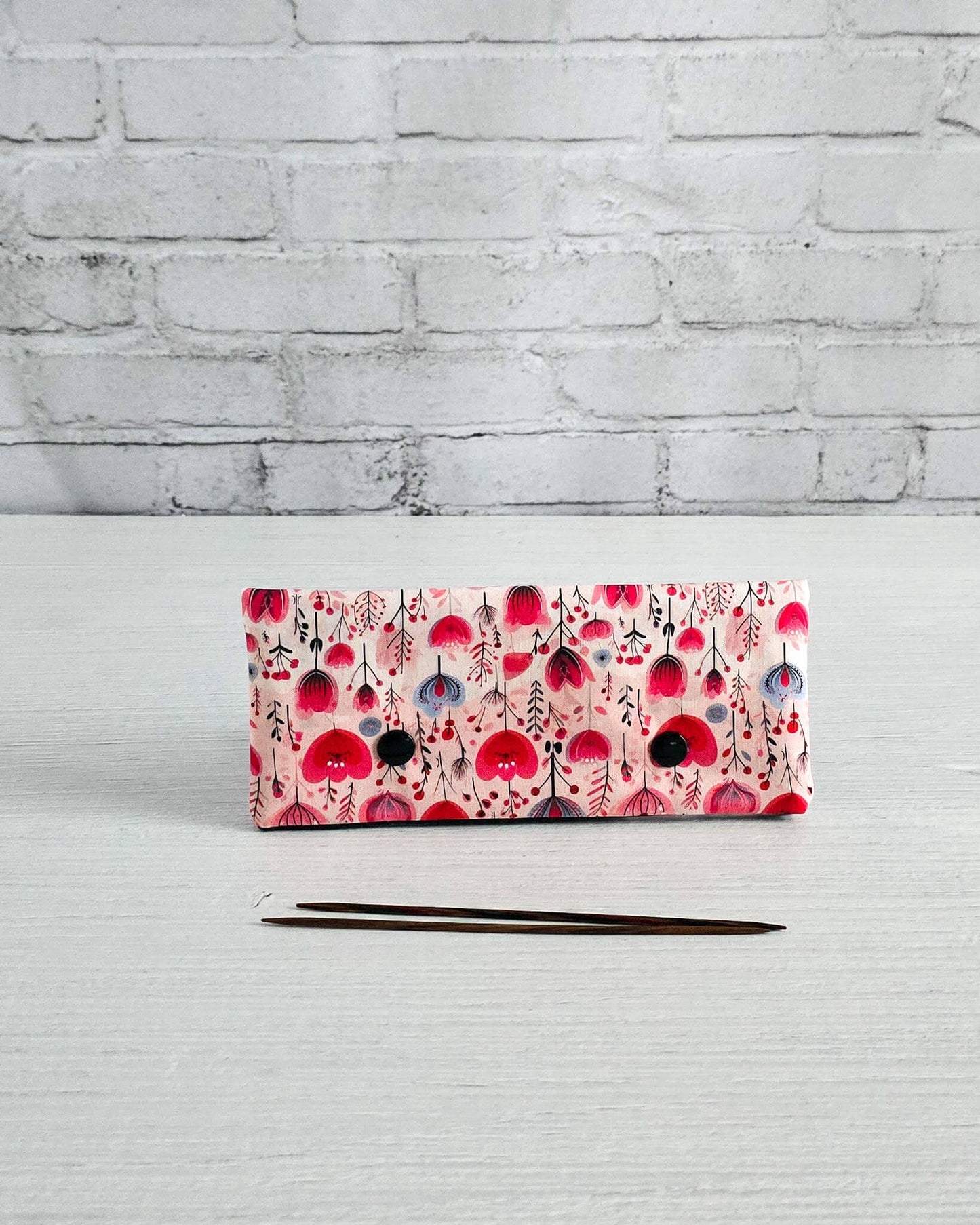 Nadelgarage 15 cm mit floralen Herzmotiven, handgenäht in Bayern von Nadelmikado