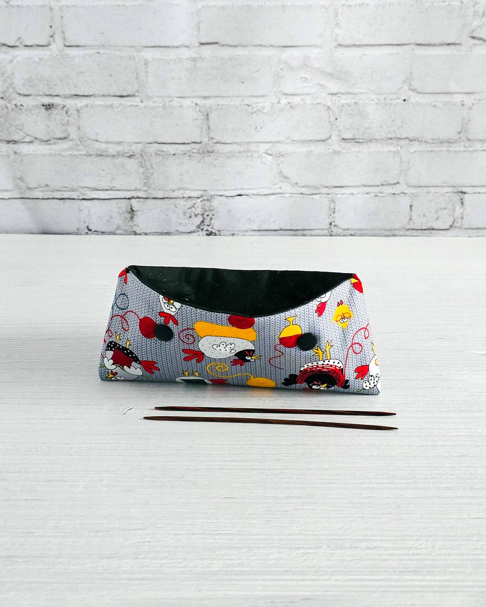 Nadelgarage 15 cm mit Hühnern und Wollknäueln, handgenäht in Bayern von Nadelmikado