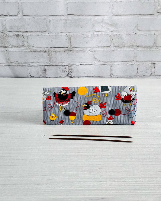 Nadelgarage 15 cm mit Hühnern und Wollknäueln, handgenäht in Bayern von Nadelmikado