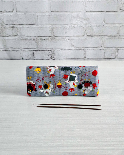 Nadelgarage 15 cm mit Hühnern und Wollknäueln, handgenäht in Bayern von Nadelmikado