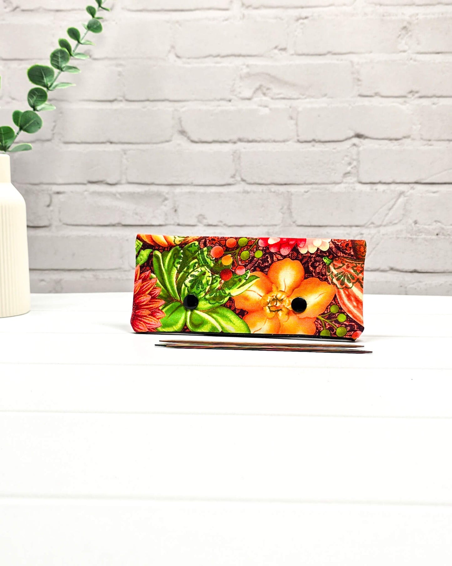 Nadelgarage 15 cm mit orange grünen Blüten handgenäht in Bayern von Nadelmikado