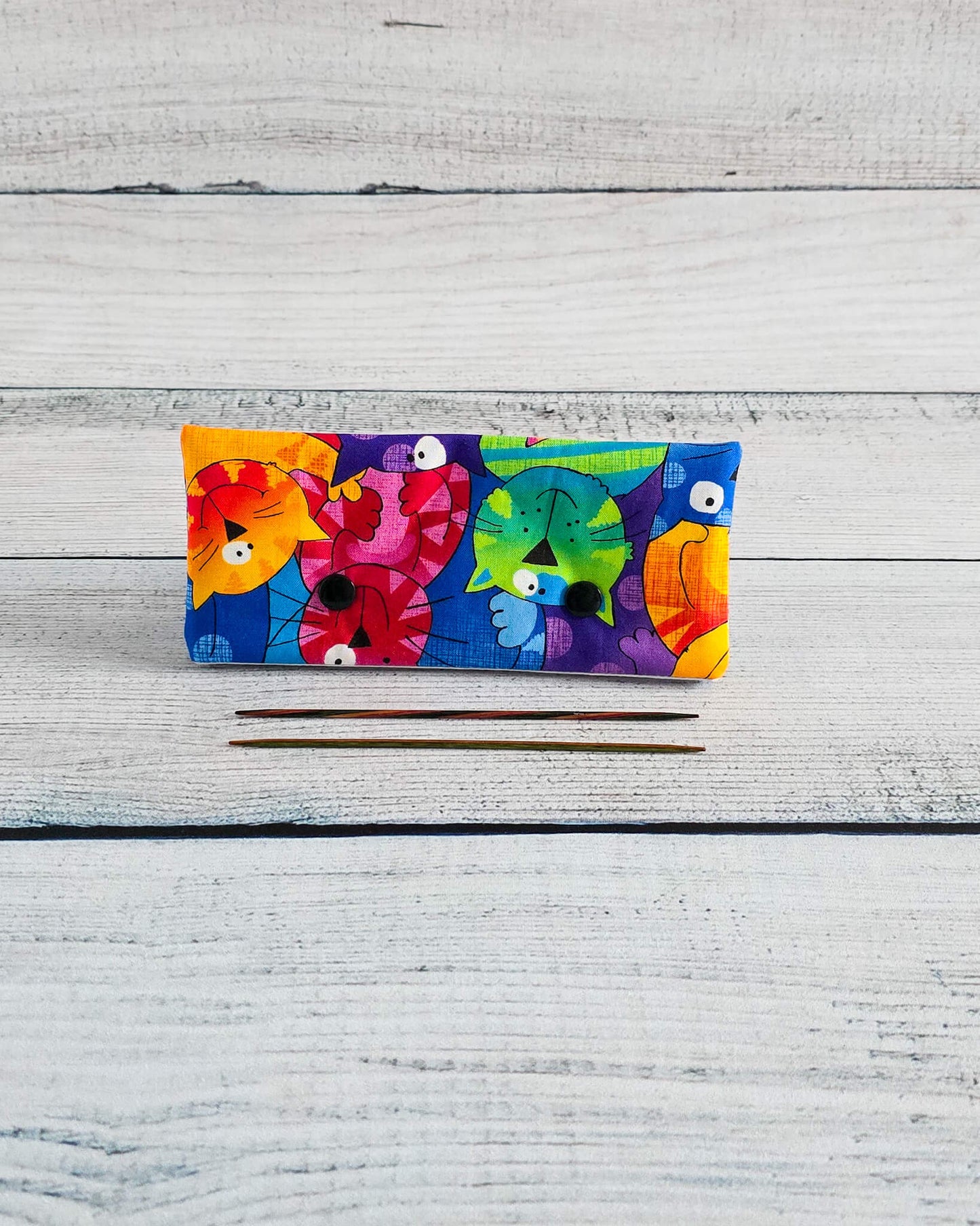 Nadelgarage 15 cm Katzenmotiv bunt handgenäht Bayern von Nadelmikado