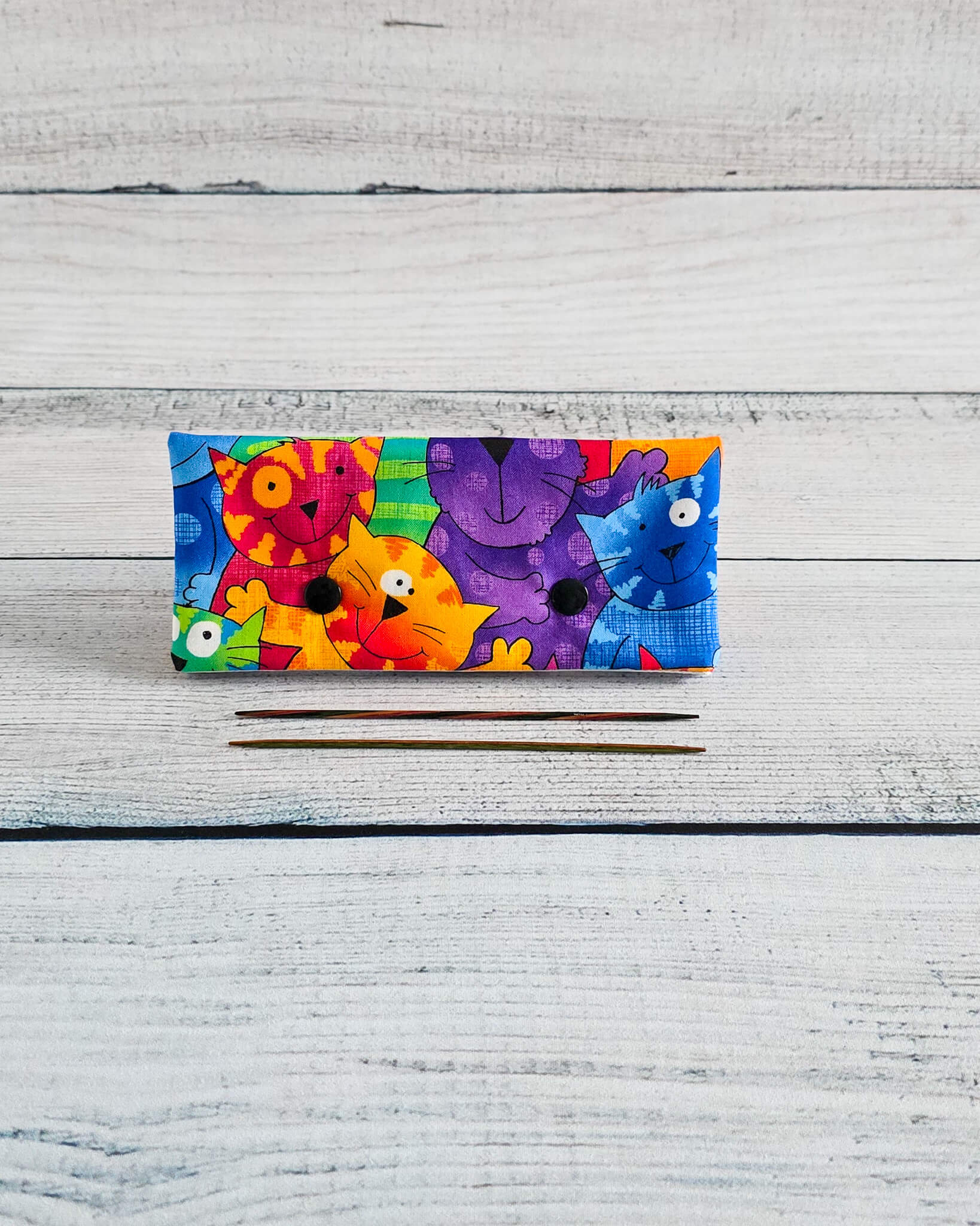 Nadelgarage 15 cm Katzenmotiv bunt handgenäht Bayern von Nadelmikado