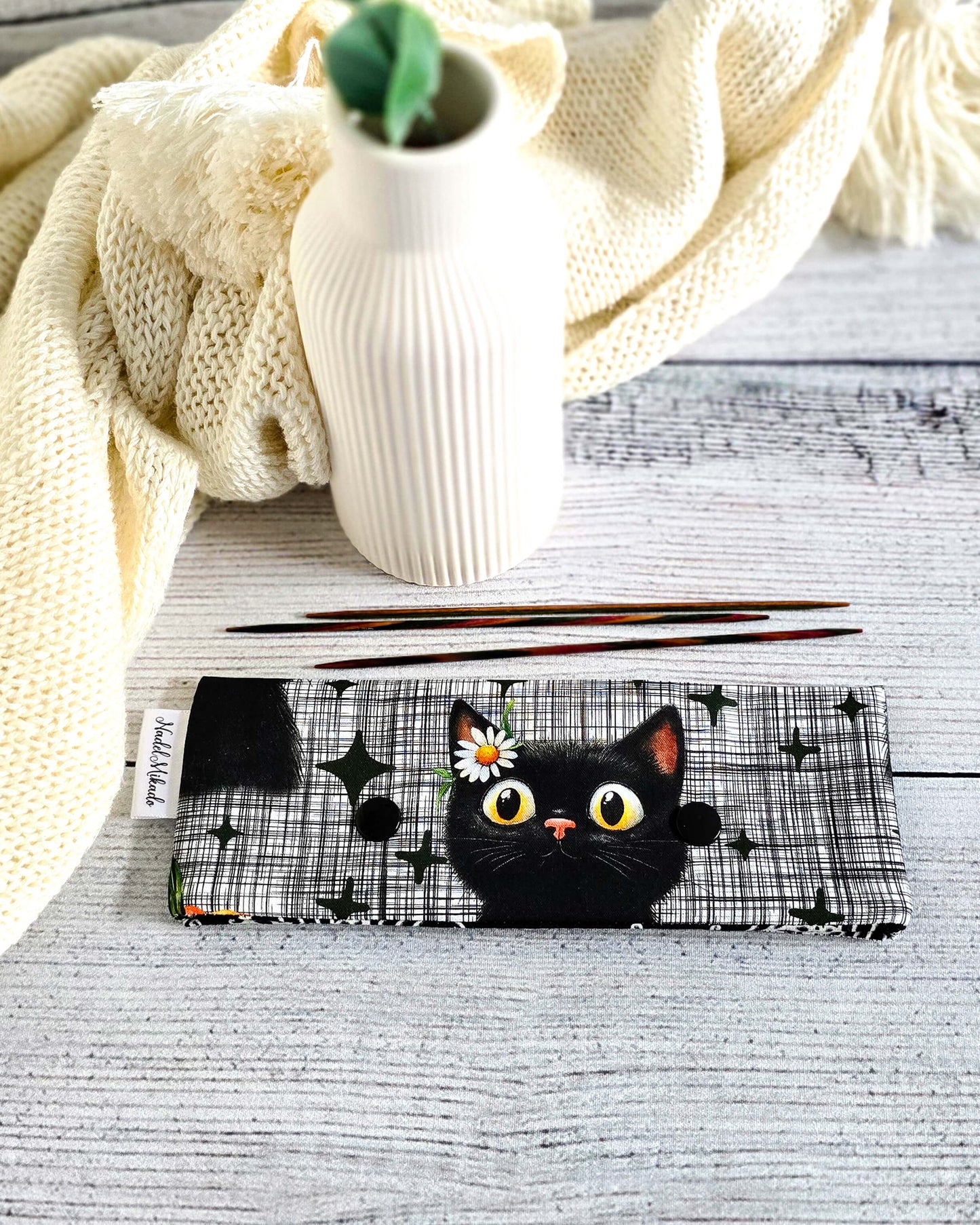 Handgenähte Nadelgarage 15 cm mit schwarzer Katze auf kariertem Stoff