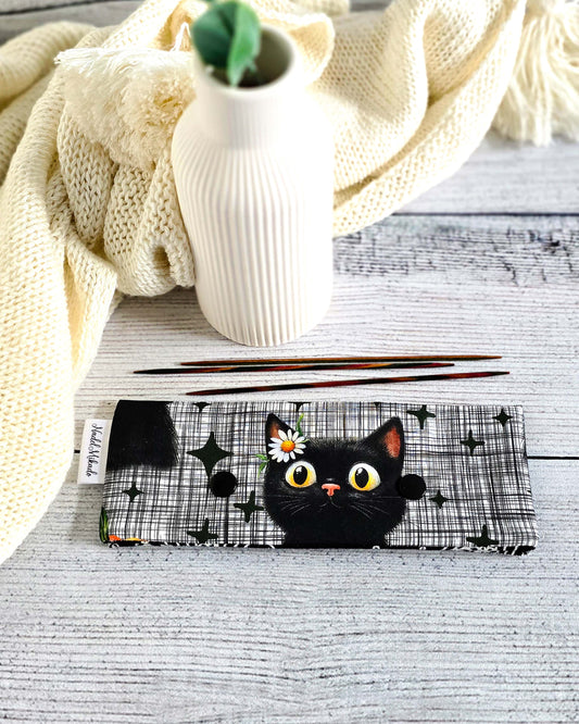 Handgenähte Nadelgarage 15 cm mit schwarzer Katze auf kariertem Stoff