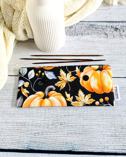 Handgenähte Nadelgarage 15 cm mit Kürbis-Motiv aus Baumwolle