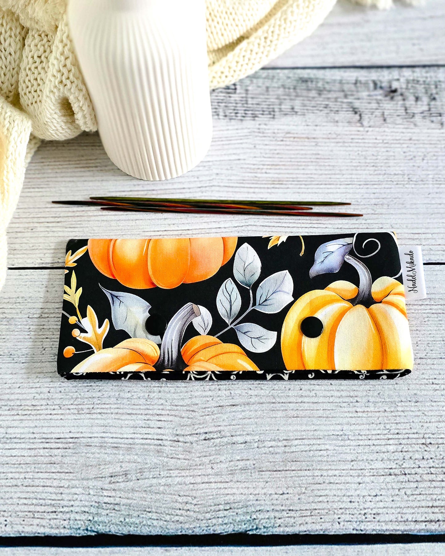 Handgenähte Nadelgarage 15 cm mit Kürbis-Motiv aus Baumwolle