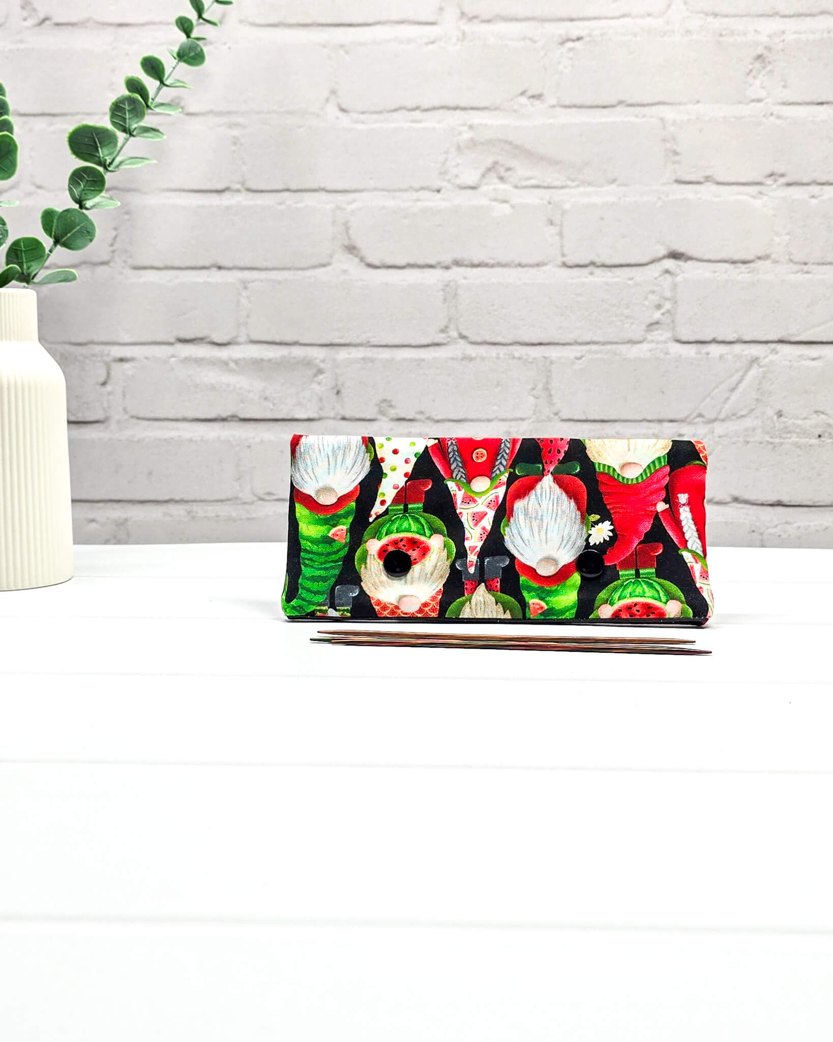 Nadelgarage 15 cm Wichtel mit Wassermelonen handgenäht in Bayern von Nadelmikado