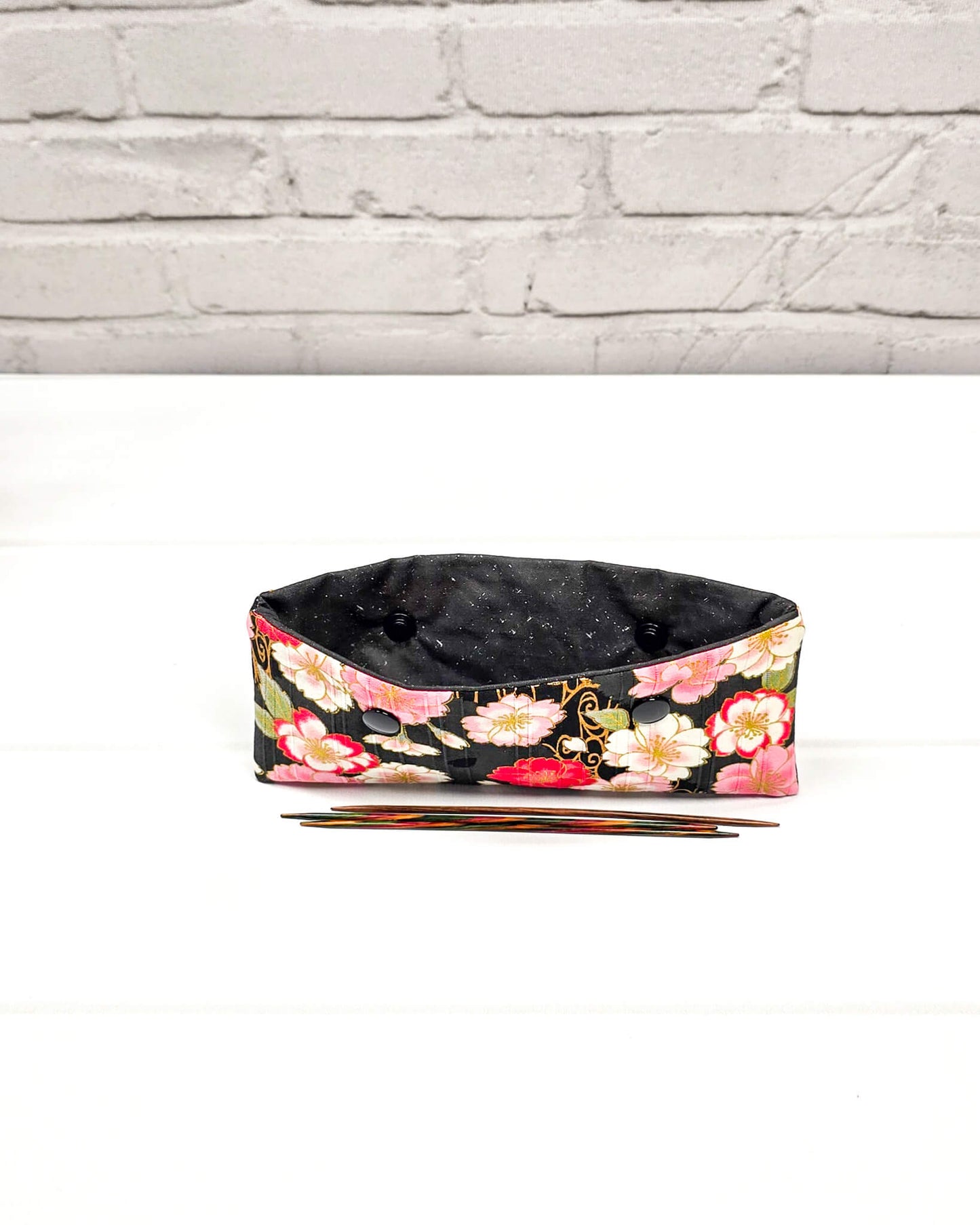 Nadelgarage 15 cm Midnight Bloom mit roten Blüten handgenäht in Bayern von Nadelmikado