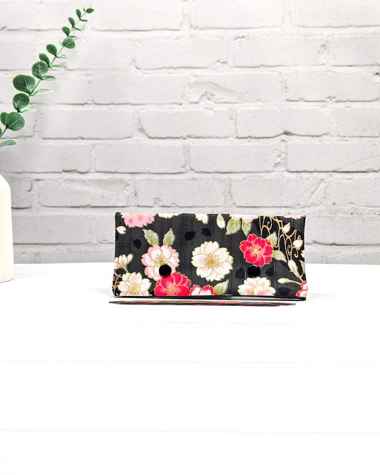 Nadelgarage 15 cm Midnight Bloom mit roten Blüten handgenäht in Bayern von Nadelmikado