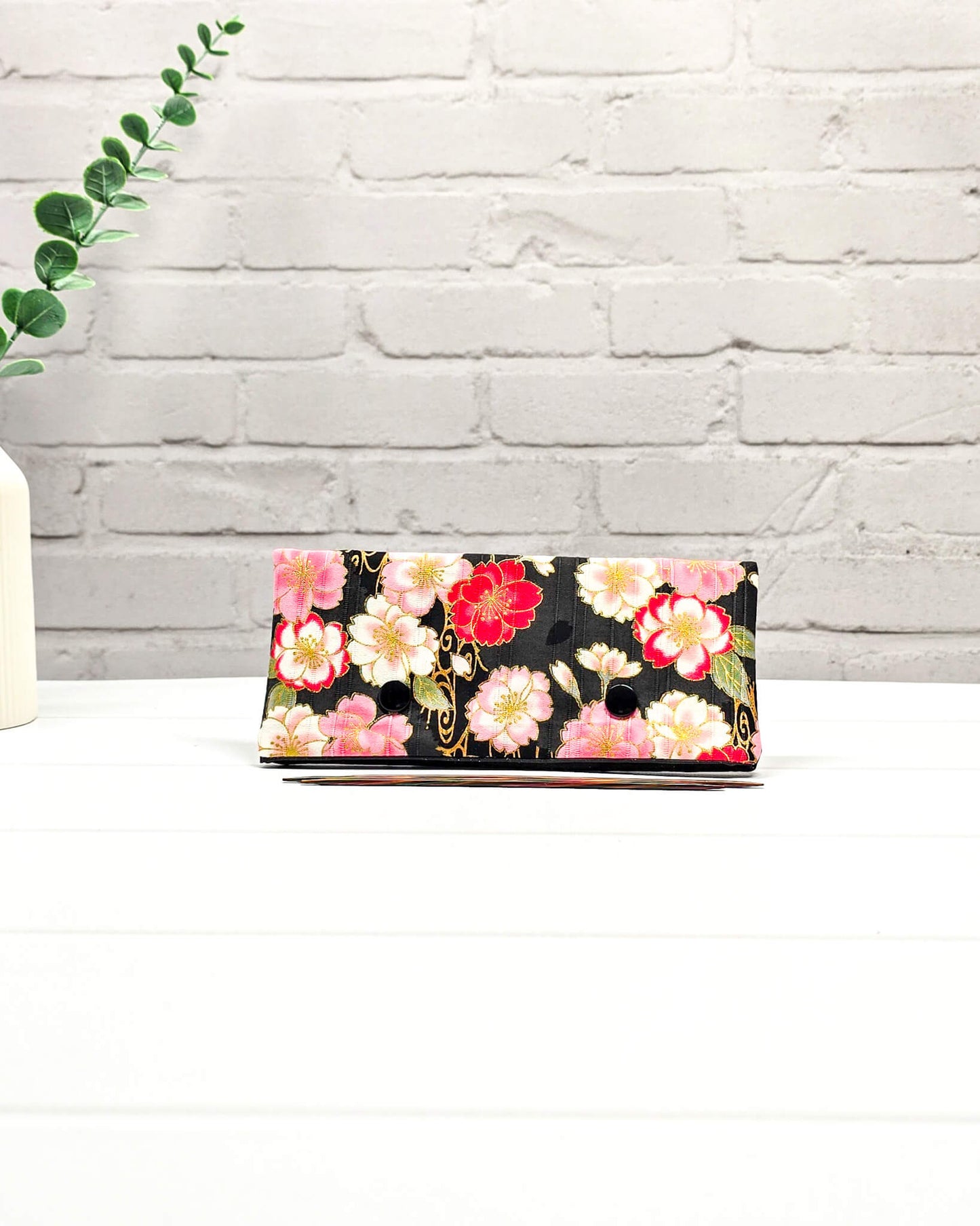 Nadelgarage 15 cm Midnight Bloom mit roten Blüten handgenäht in Bayern von Nadelmikado